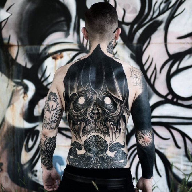 Tatouages de la mort avec une faux