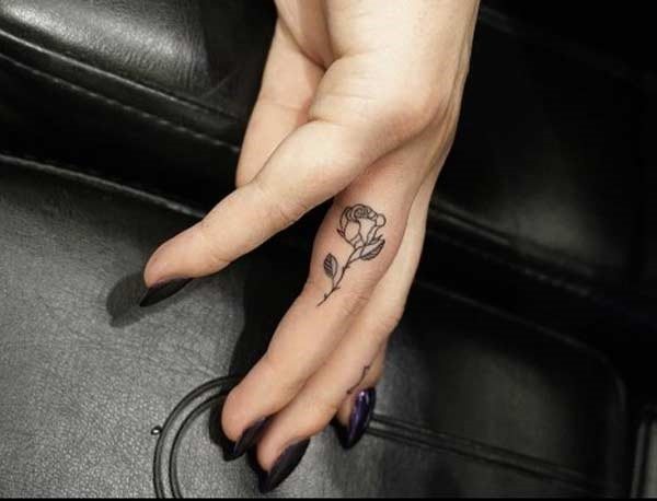 Tatouages avec signification pour les filles - inscriptions avec traduction et leur signification. Photo