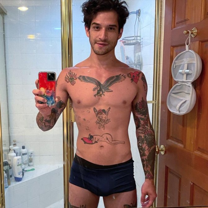 Les tatouages de Tyler Posey. L'acteur prend des selfies dans le miroir.