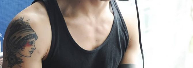 Les tatouages de Tyler Posey sur l'épaule.