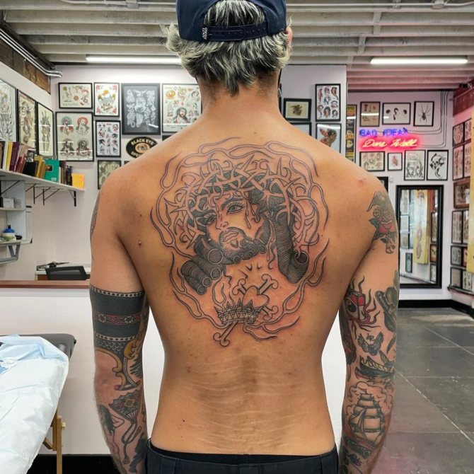 Les tatouages de Tyler Posey sur son dos.