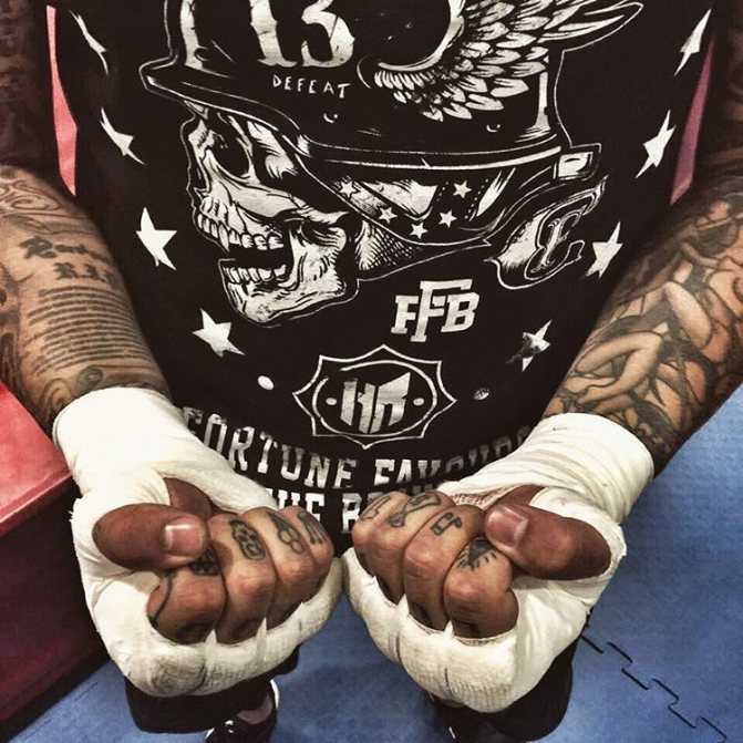 Tatouages de Timati sur les doigts