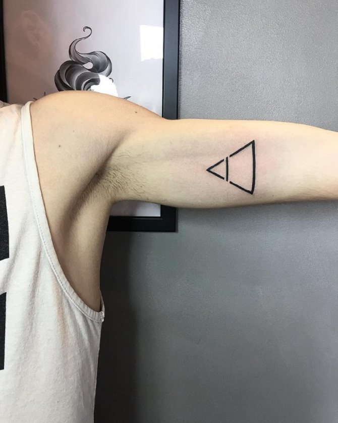 tatouages en triangle