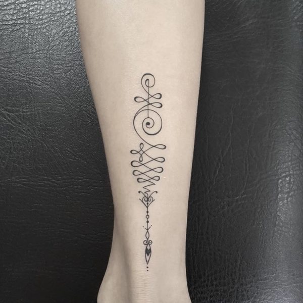 Tatouage UNALOME : signification, photos et dessins pour les femmes