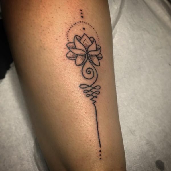 Tatouage UNALOME : signification, photo et motifs pour les femmes