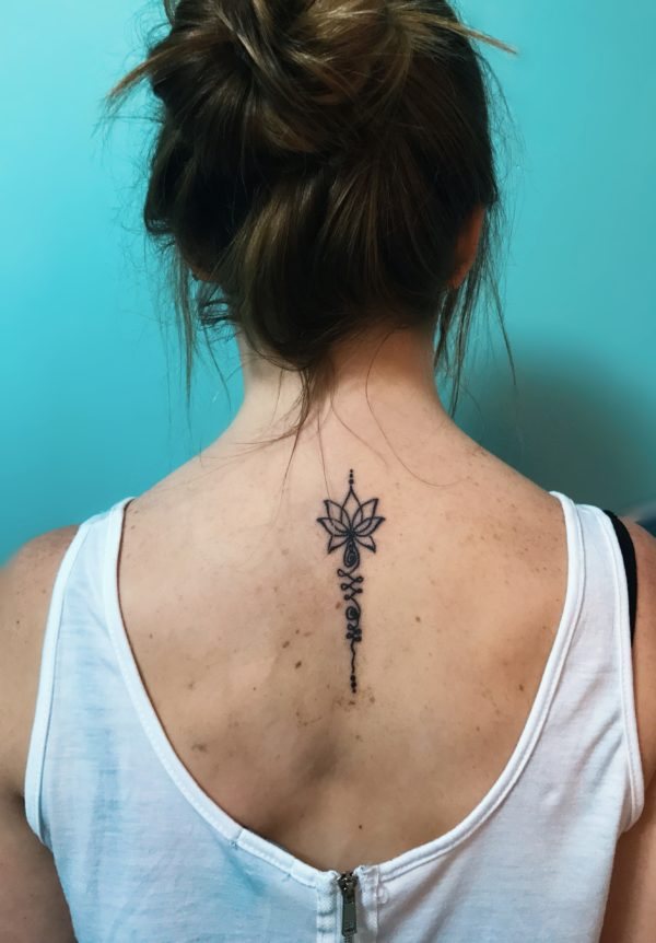 Tatouage UNALOME : signification, photo et motifs pour les femmes