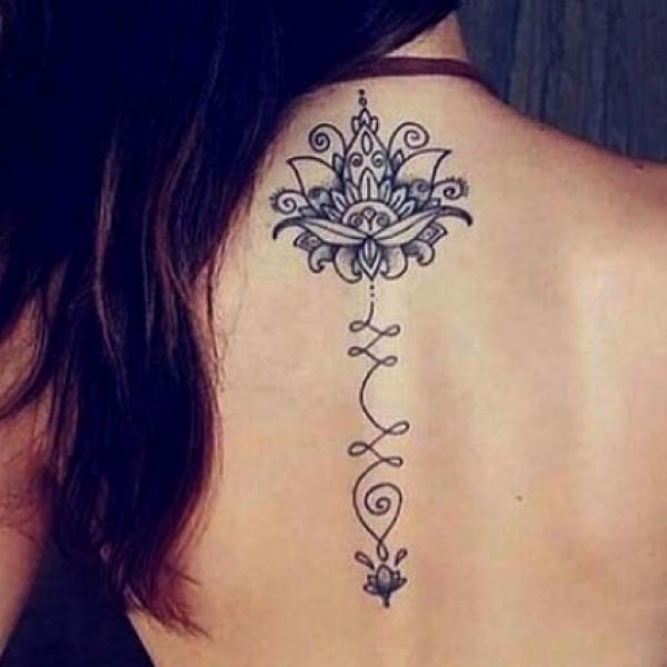 Tatouage UNALOME : signification, photo et motifs pour les femmes