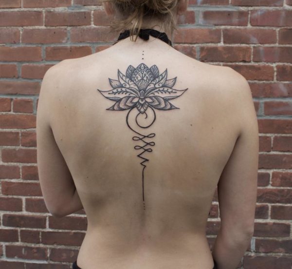 Tatouage UNALOME : significations, images et motifs pour les femmes