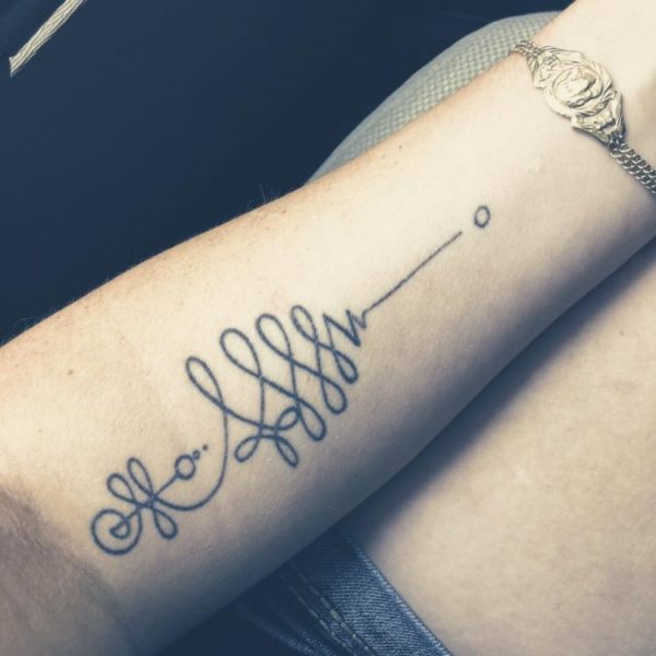 Tatouage UNALOME : signification, photo et motifs pour les femmes