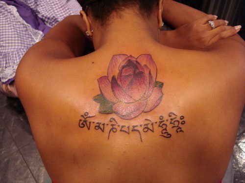 Profondément ancré dans la tradition bouddhiste, le tatouage est un rituel symbolique et sacré.