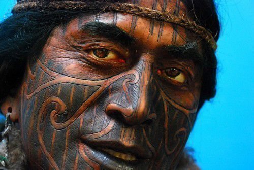Les tatouages dans le bouddhisme : les mantras, leur symbolisme et leur signification sacrée