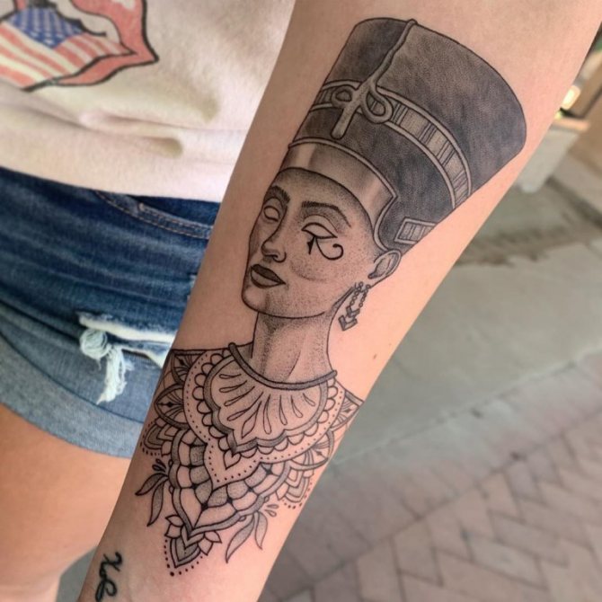 Tatouages dans le style égyptien