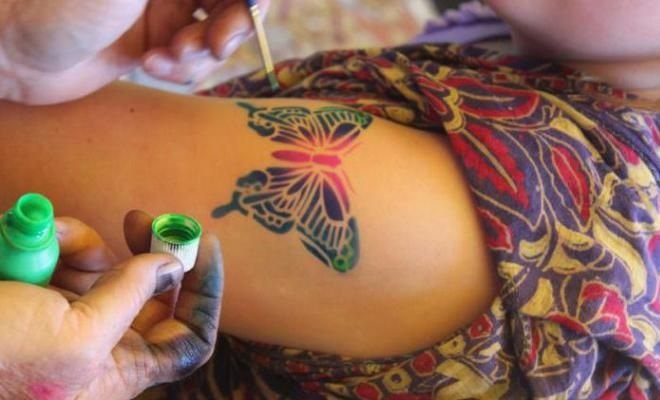 Tatouages temporaires. Comment faire à la maison : stylo gel, henné, peinture, autocollants, colorés et noir et blanc, avec un crayon pour les yeux, marqueur, avec un pochoir