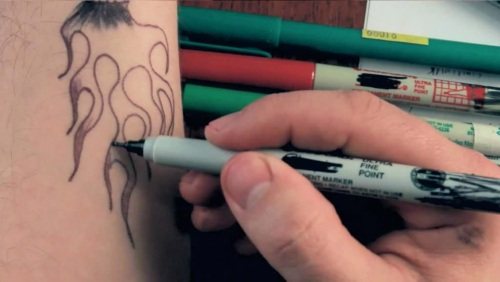 Tatouages temporaires. Comment faire à la maison : stylo gel, henné, peinture, autocollants, colorés et noir et blanc, crayon pour les yeux, marqueur, pochoir...