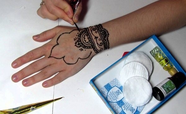 Tatouages temporaires. Comment le faire à la maison : avec un stylo gel, du henné, de la peinture, des autocollants, colorés et en noir et blanc, avec un crayon pour les yeux, un marqueur, avec un pochoir.
