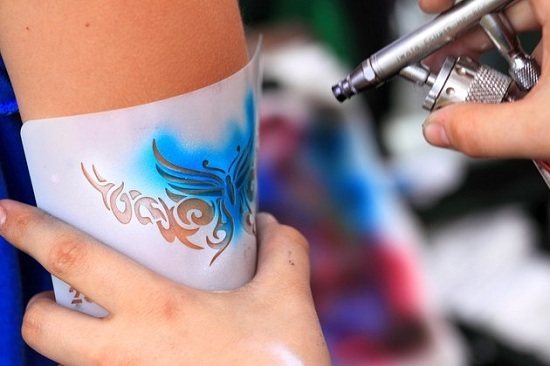 Tatouages temporaires. Comment faire à la maison : stylo gel, henné, peinture, autocollants, colorés et noir et blanc, crayon pour les yeux, marqueur, avec pochoir.