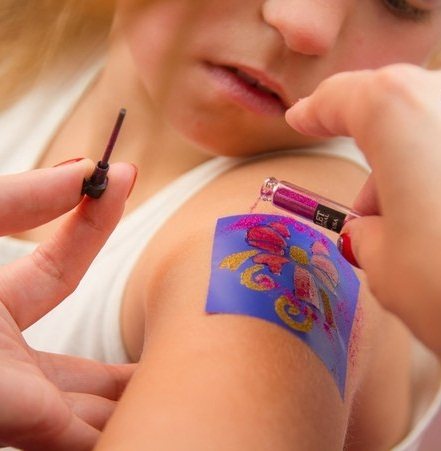 Tatouages temporaires. Comment faire à la maison : stylo gel, henné, peinture, autocollants, colorés et noir et blanc, avec un crayon pour les yeux, un marqueur, avec un pochoir