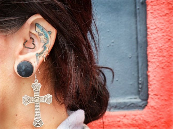 Tatouages derrière l'oreille pour les filles