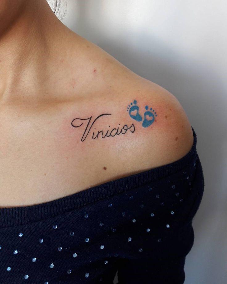 Tatouage du nom du bébé sur l'épaule