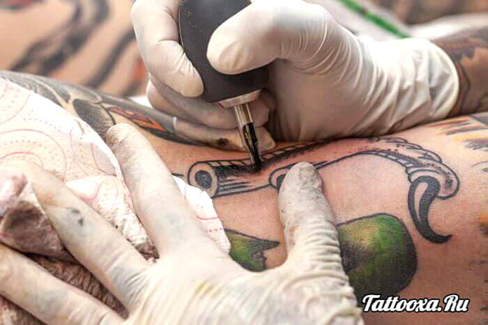 Ceux qui ont fréquenté des salons de tatouage et les ont vus à plusieurs reprises.