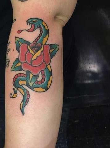 Un tatouage de serpent et de rose typique de la vieille école.
