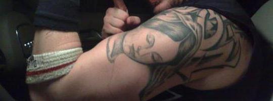 tatouage de tom hardy sur l'épaule