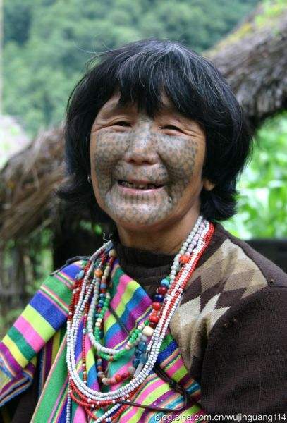 Tatouages traditionnels chinois - les gens 独龙