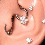 Tragus avec une nouvelle boucle d'oreille