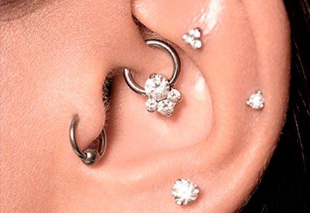 Tragus avec nouvelle boucle d'oreille