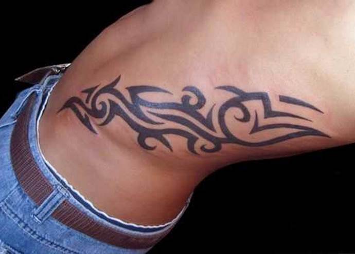 tatouage tribal sur le côté