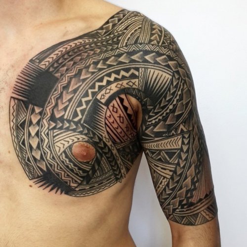 Motif de tatouage en forme de triangle sur l'épaule et une partie de la poitrine.