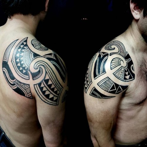 Motif de tatouage de triplet sur l'épaule