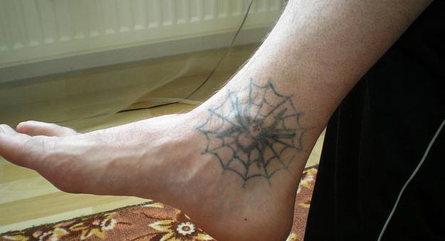 Un tatouage représentant une araignée avec ou sans toile d'araignée peut avoir une signification criminelle.
