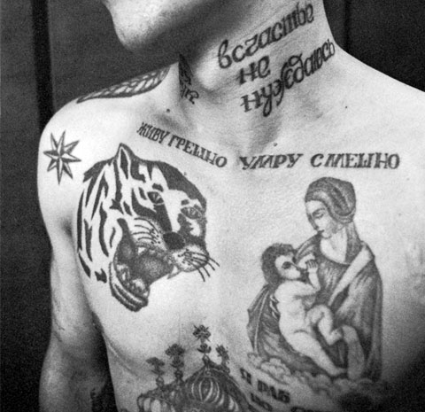 Tatouage criminel de la Vierge et de l'Enfant sur la poitrine