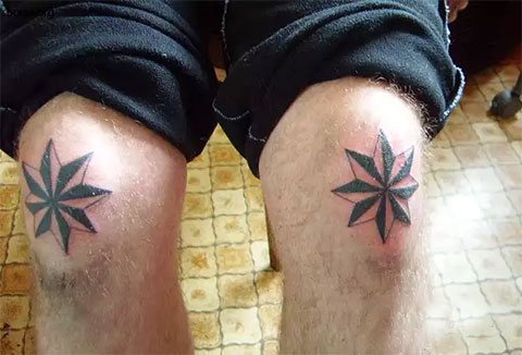 Tatouage criminel d'une rose des vents sur ses genoux