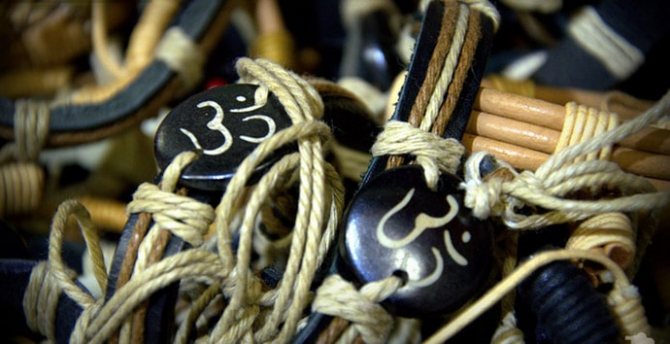 Bijoux avec le signe de Om