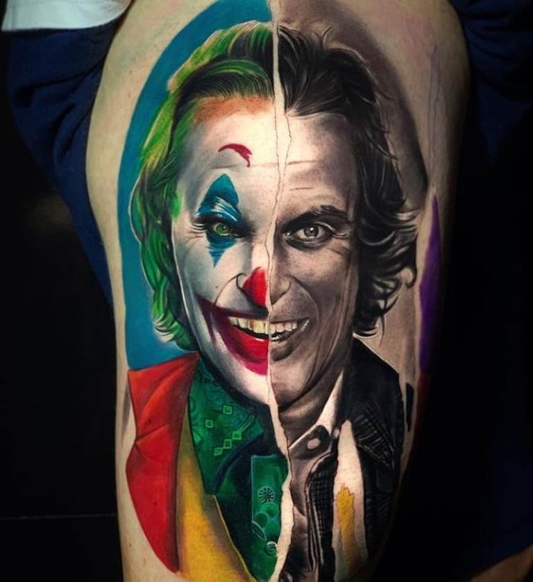 Le sourire du Joker sur sa main