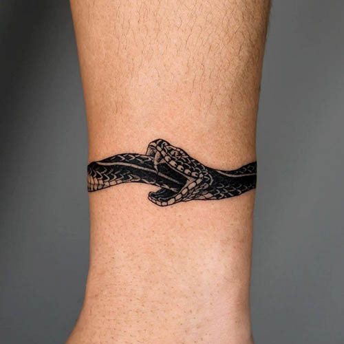 Tatouage Ouroboros. Croquis, c'est-à-dire autour du bras, de la jambe, du poignet, sur le dos, le cou...