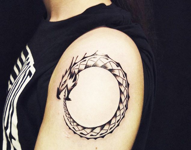 Tatouage Ouroboros. Croquis, c'est-à-dire autour du bras, de la jambe, du poignet, sur le dos, le cou...