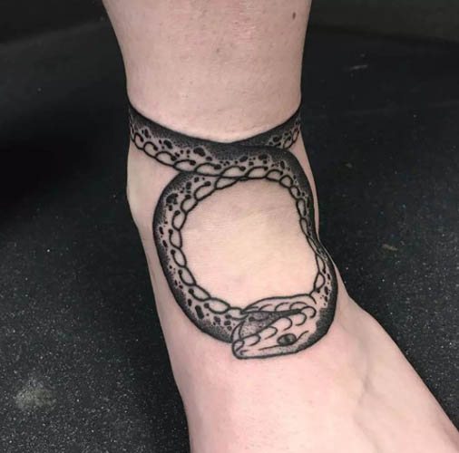 Tatouage Ouroboros. Croquis, c'est-à-dire autour du bras, de la jambe, du poignet, sur le dos, le cou...