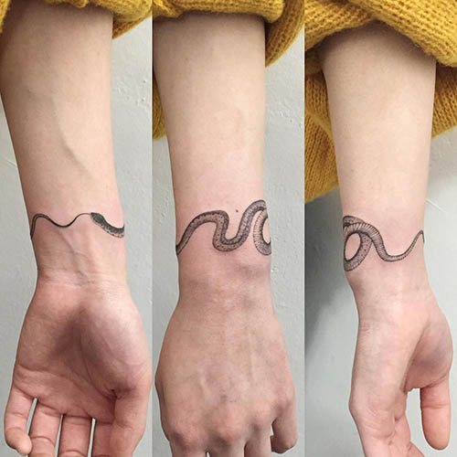 Tatouage Ouroboros. Croquis, c'est-à-dire autour du bras, de la jambe, du poignet, sur le dos, le cou...