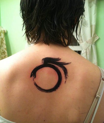 Tatouage Ouroboros. Croquis, c'est-à-dire autour du bras, de la jambe, du poignet, sur le dos, le cou...