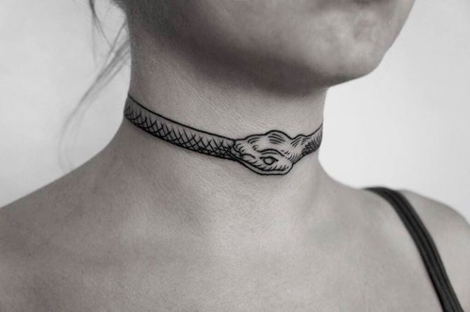 Tatouage Ouroboros. Croquis, c'est-à-dire autour du bras, de la jambe, du poignet, du dos et du cou.