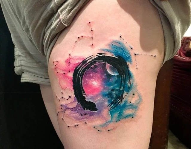 Tatouage Ouroboros. Croquis, c'est-à-dire autour du bras, de la jambe, du poignet, sur le dos, le cou...