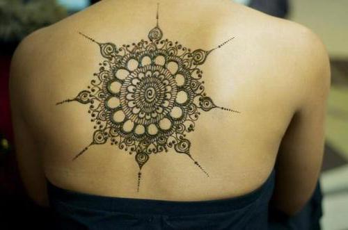 motifs mehendi sur le dos