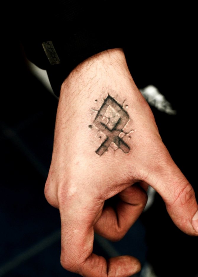 Une rune est meilleure en tant que tatouage