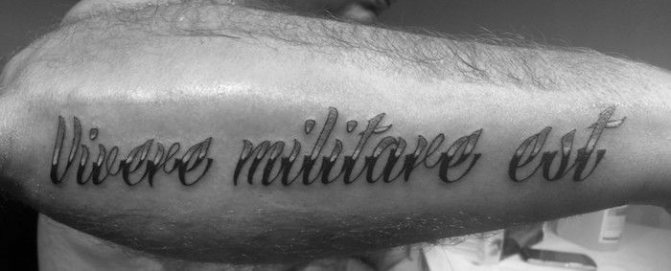 Vivere militate est - Vivre c'est combattre le tatouage