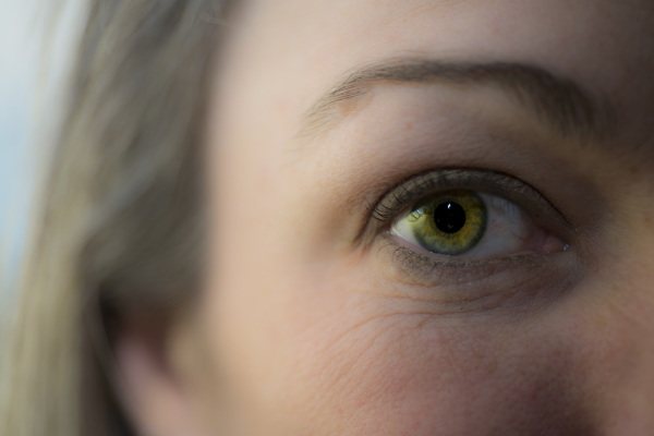 Des yeux de loup jaunes chez un homme. Photo naturelle, causes