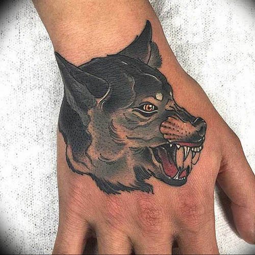 Un tatouage de sourire de loup. Photo, signification sur l'épaule, l'avant-bras, le dos, le bras