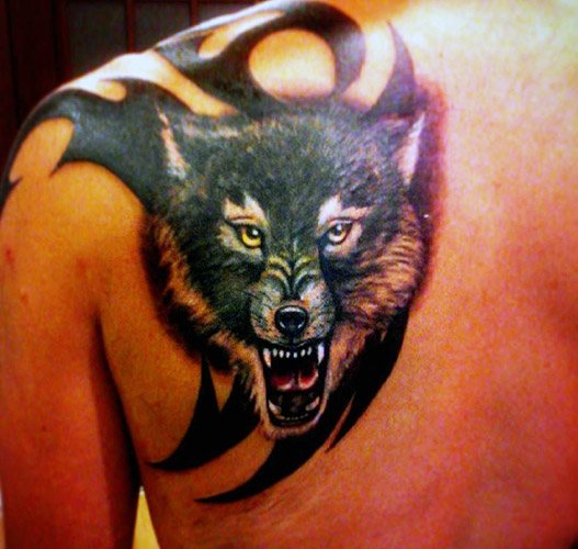 Un tatouage de sourire de loup. Photo, signification sur l'épaule, l'avant-bras, le dos, le bras